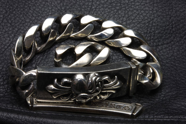 フローラルハートブレスレットを ２コマ外しました。