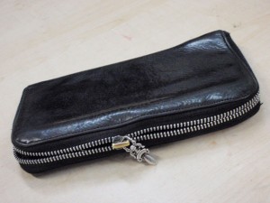 修理前の財布、両方が開いてます；