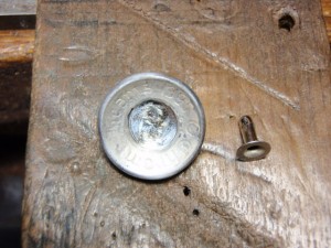 破損したパーツを削り取ります。