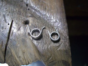 バネも作り直します。