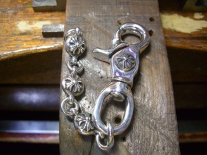 真の部分をかしめて完成です。