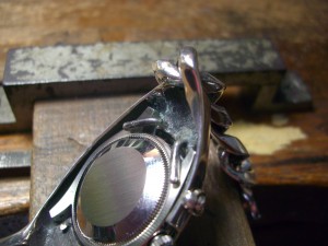 まず、裏側を固定している爪ですが・・・