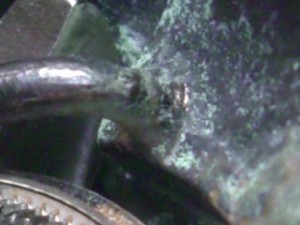 よく見るとヒビが入ってます；