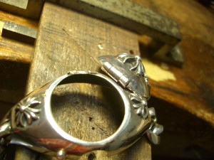 フタも糸ノコで切り取ります。