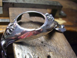 ろう付け部分をヤスリで削ります。