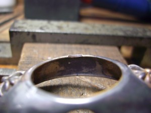 銀のパーツをロウ付けします。