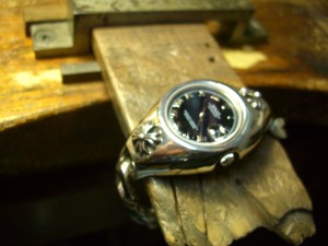 磨いて、時計を取り付けました。