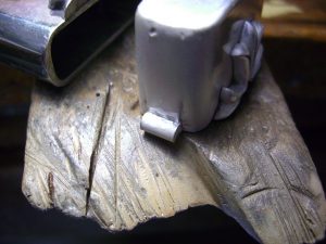 銀のパーツを製作してロー付け（溶接）します。