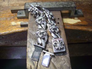 金具の部分が外れてしまいました。