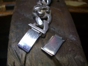 薄くなっているので、シルバーで作り直します。