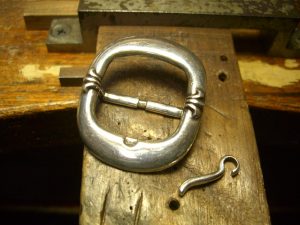 バッグからパーツを取り外します。