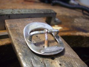 隙間を銀ロウで、ろう付けします。