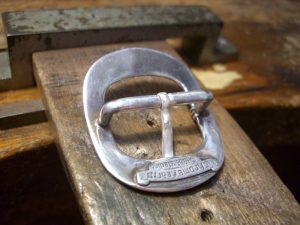 ロウ付けして真っ白になったので、研磨して戻します。