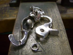 分解しました。バネが折れてました。