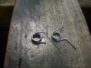 錆びにくい金属でバネを作り直しました。