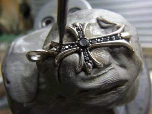 タイニーCHクロスチャーム ブラックダイヤPAVE 正規品 修理中