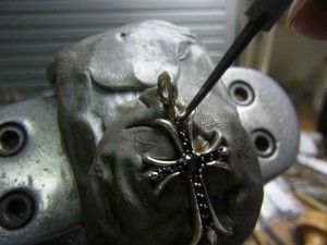 石が動かないようにタガネで、銀を彫り起こします