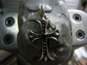 タイニーCHクロスチャーム ブラックダイヤPAVE 正規品 修理前