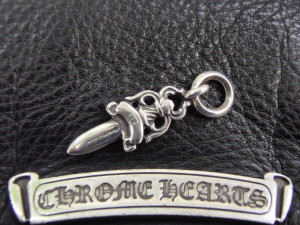 修復前のチャーム文字がほとんど見えません。