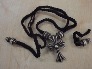 革紐交換前のクリプトクロスペンダント