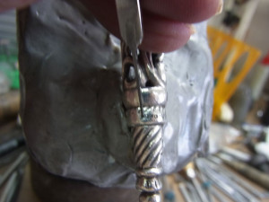 毛彫りタガネで彫ります。