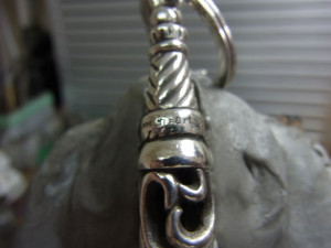 彫り後に燻しを乗せると、このようになります。