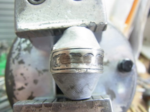 まず、指輪を彫刻台にセットします。