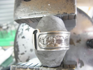 実は彫り跡は、ピカピカなんです。