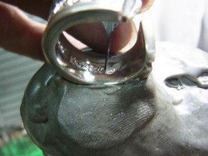 内側の文字彫りは難しいです。