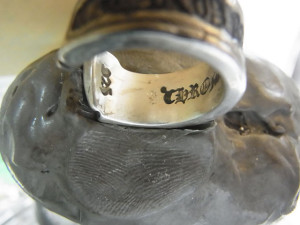 彫った所にイブシを入れて完成です。