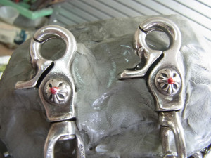 彫刻台に固定します。