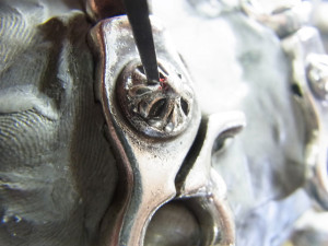 片切りタガネで彫ります。