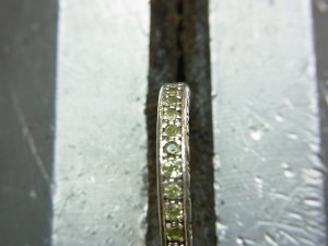 用意したペリドットをハメこみます。