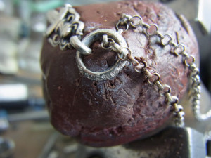 丸カンのところから彫っていきます。