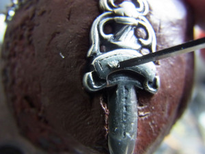 毛彫りタガネでイニシャルを彫ります。