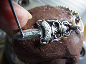 ワクを彫ります。