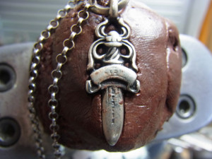 彫刻台に固定します。