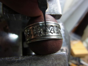 毛彫りタガネで彫っていきます。