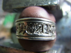 彫刻台に固定したクロムハーツの指輪