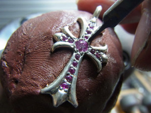 彫刻台にセットして毛彫りタガネで爪を彫り起こします。