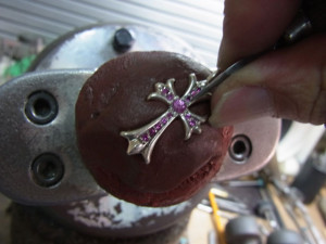 彫り起こした爪をナナコタガネで半円状に加工します。