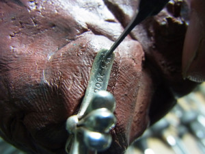 側面の薄くなっている刻印を毛彫りタガネで彫り直します。