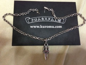 ダガーペンダントに通したところ