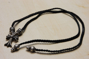 クロムハーツペンダントの革紐交換後